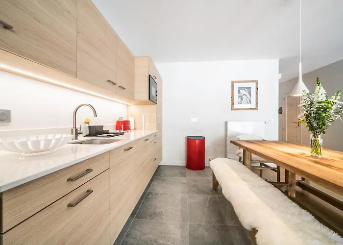 Kabano - By Emerald Apartman *